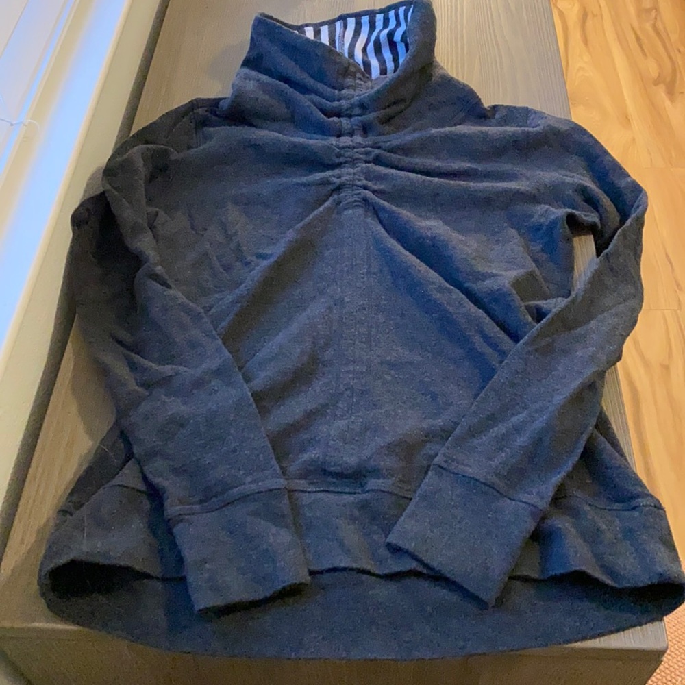 Lululemon In a cinch pullover sz 6